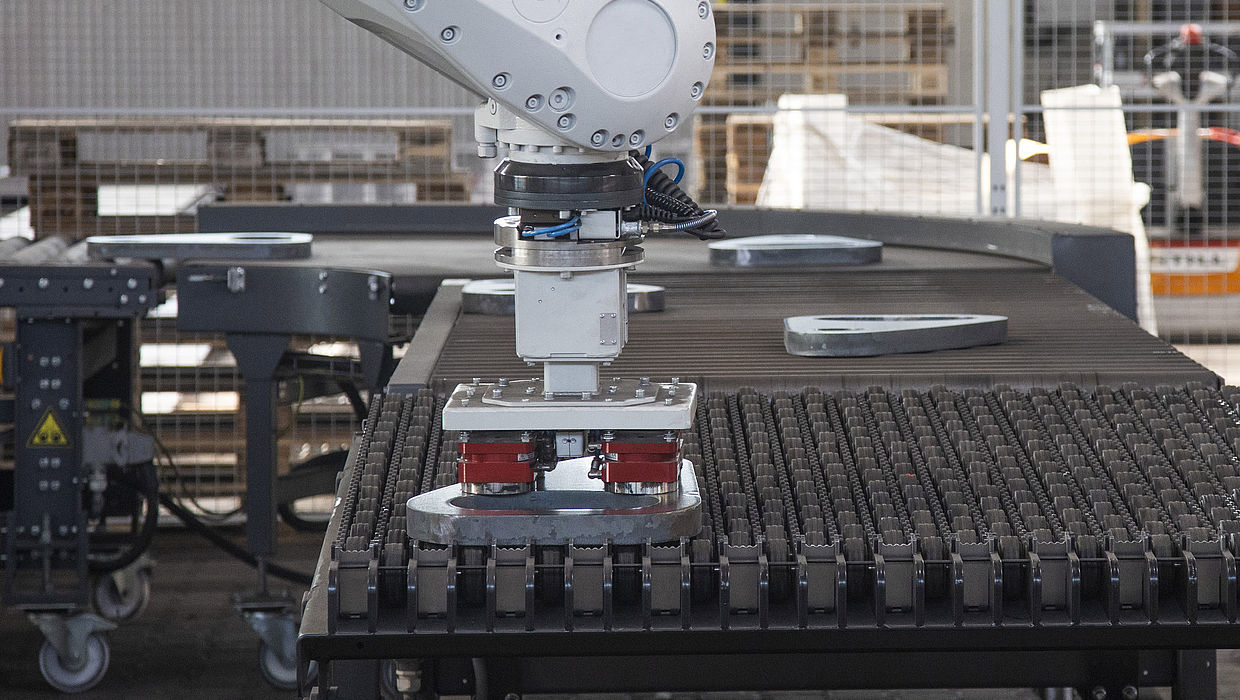 Automated and fast robotic material handling
